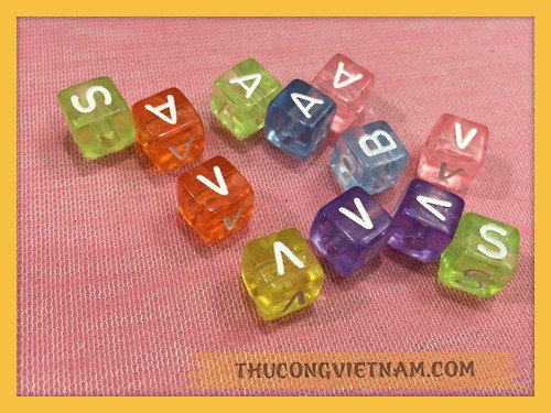 Chữ nhựa màu nét trắng